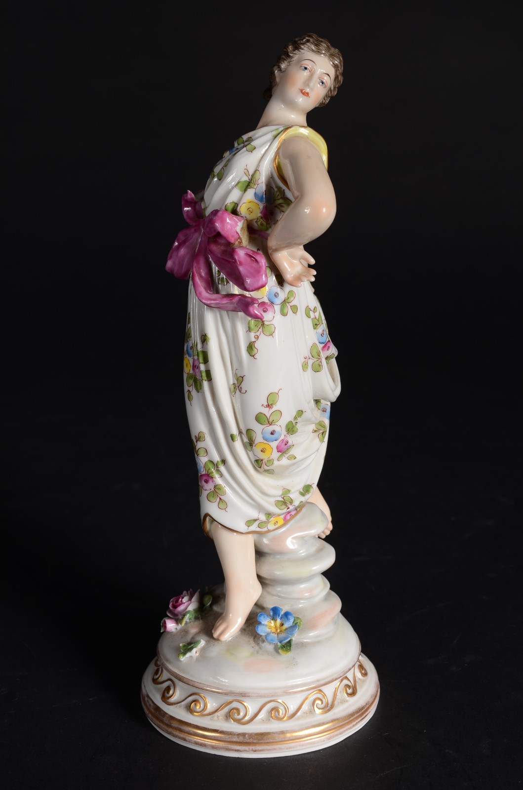 Escultura de porcelana policromada representando figura feminina... - foto 1 de 11