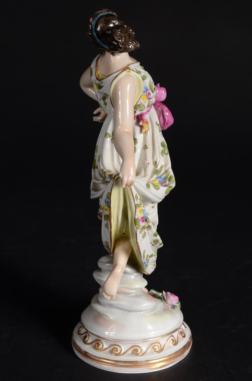 Escultura de porcelana policromada representando figura feminina... - foto 3 de 11