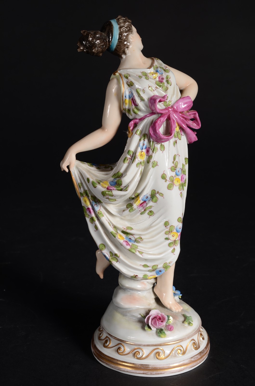Escultura de porcelana policromada representando figura feminina... - foto 4 de 11