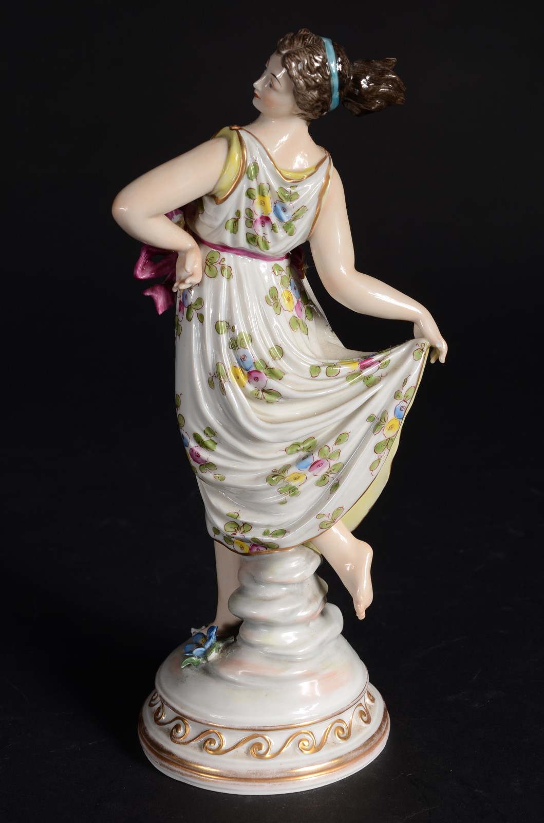 Escultura de porcelana policromada representando figura feminina... - foto 5 de 11