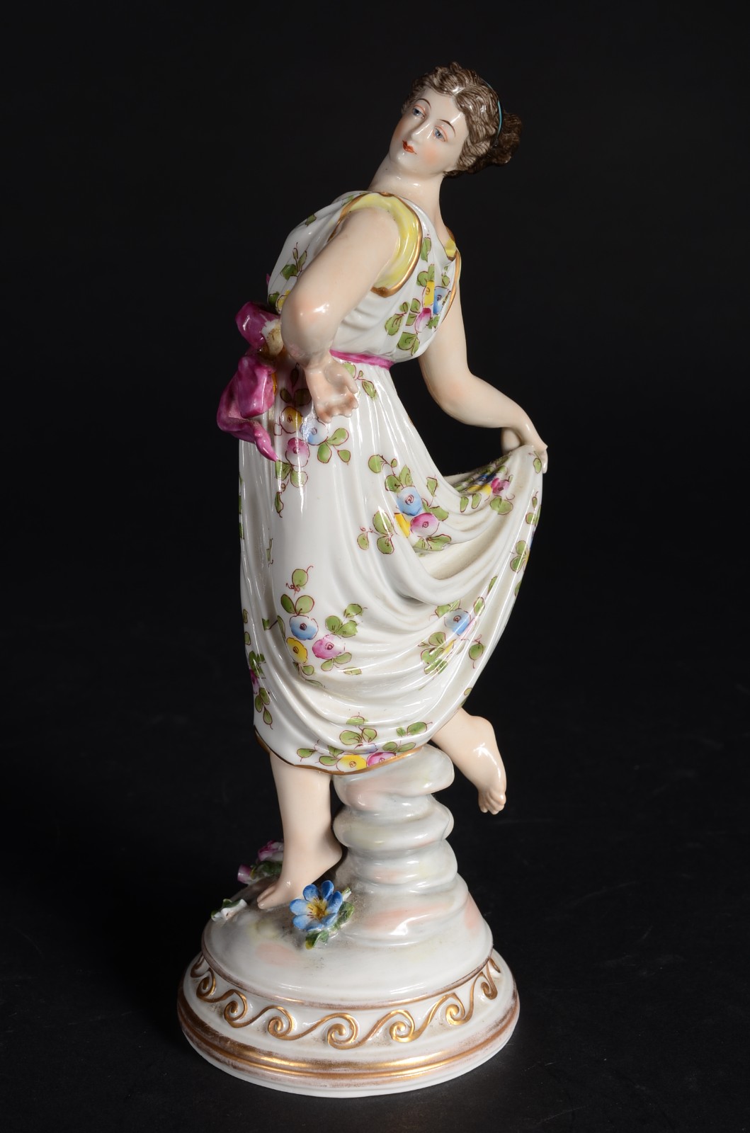Escultura de porcelana policromada representando figura feminina... - foto 6 de 11