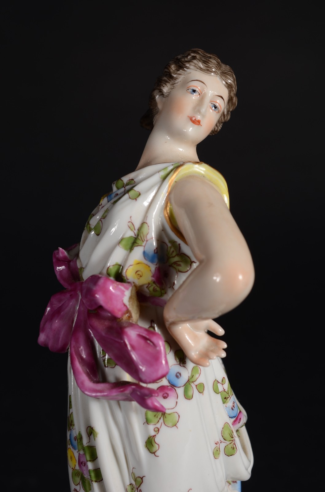 Escultura de porcelana policromada representando figura feminina... - foto 7 de 11