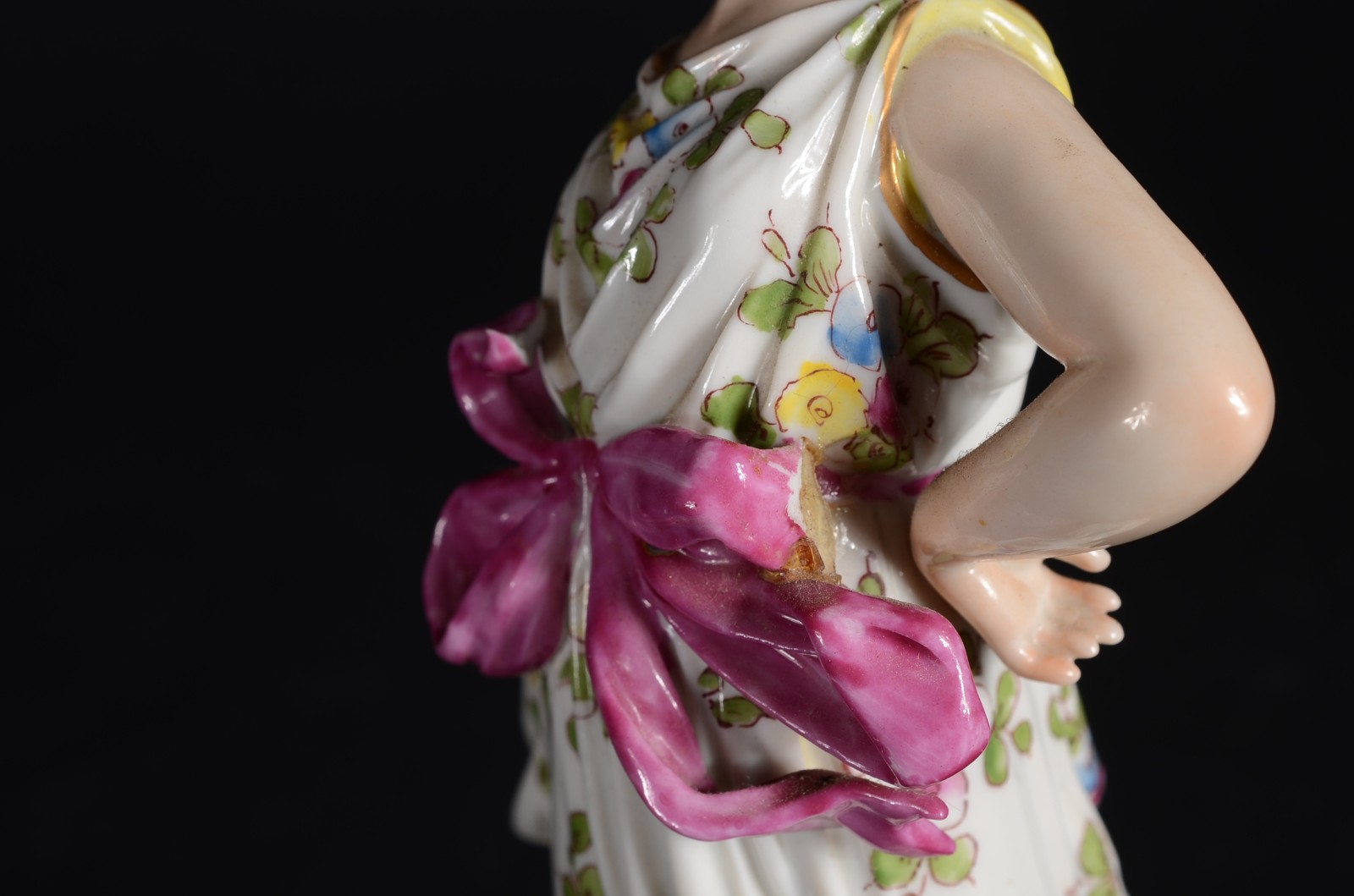 Escultura de porcelana policromada representando figura feminina... - foto 8 de 11
