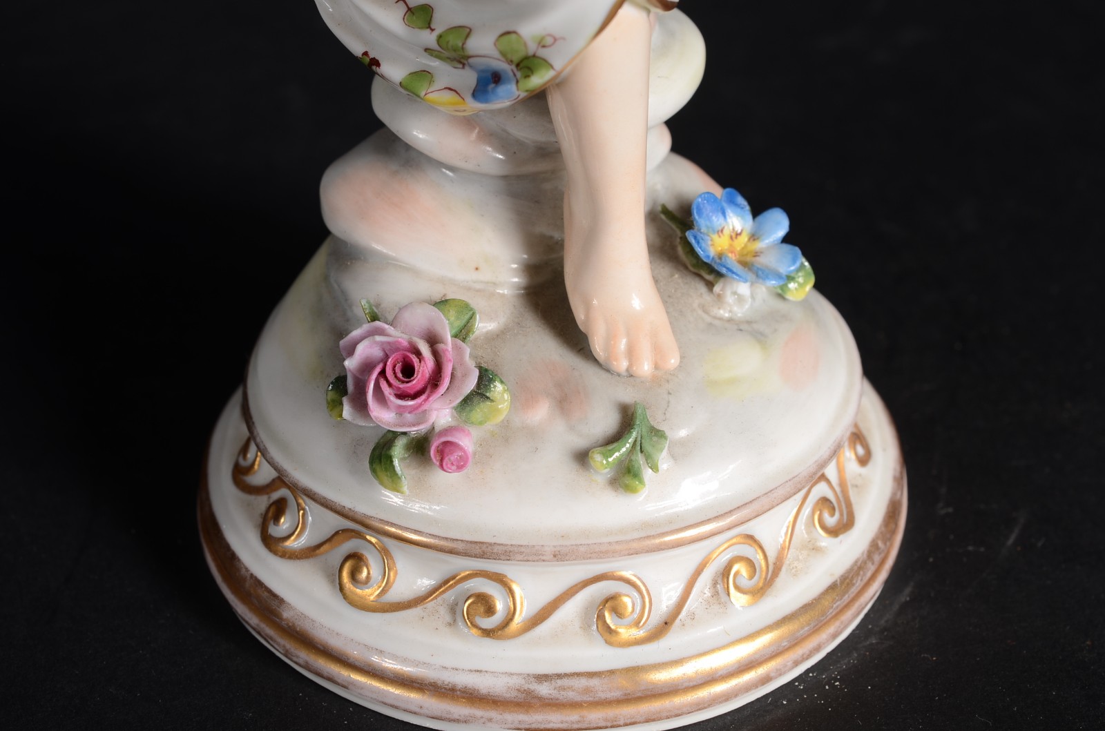 Escultura de porcelana policromada representando figura feminina... - foto 9 de 11