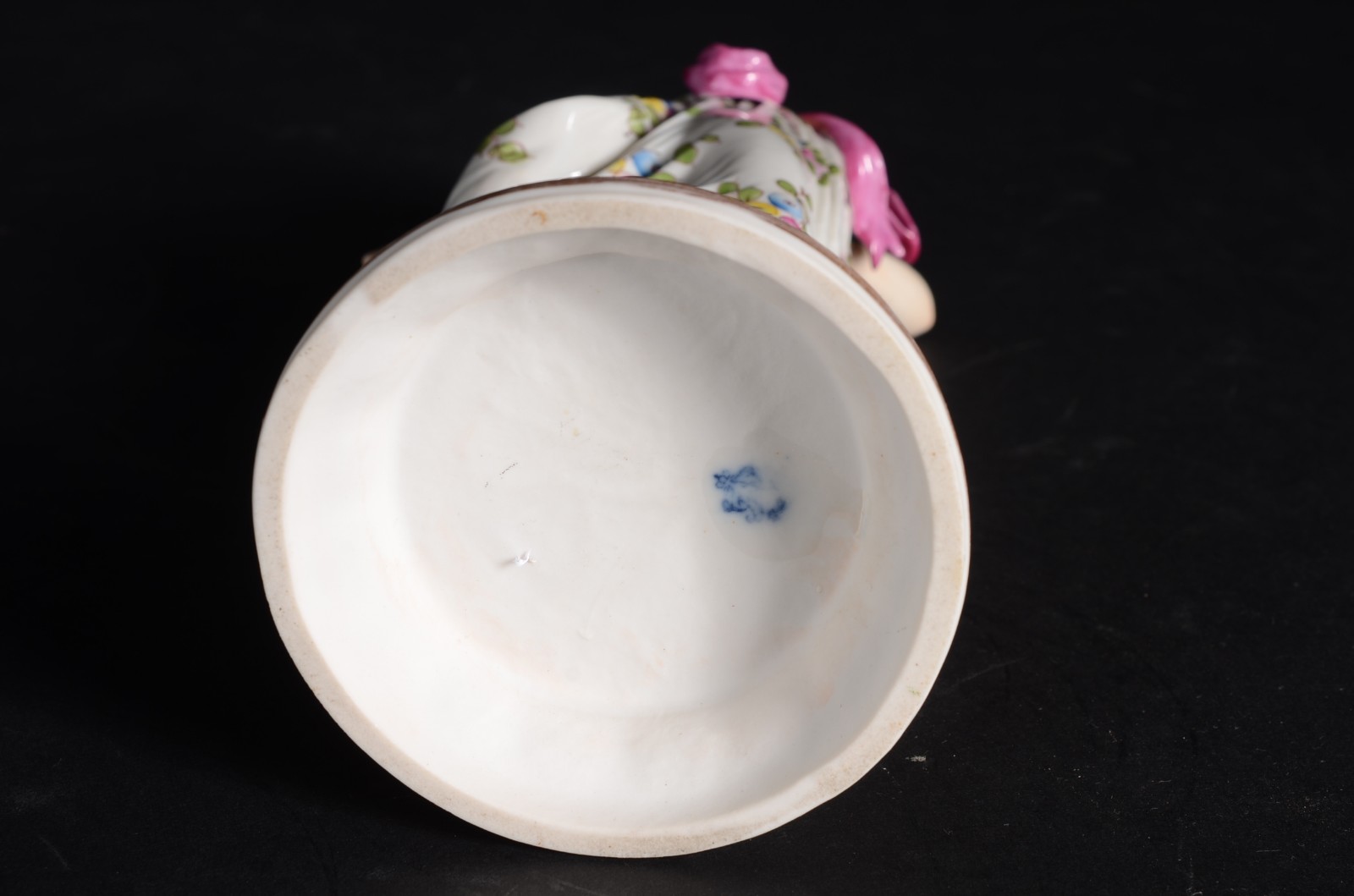Escultura de porcelana policromada representando figura feminina... - foto 10 de 11