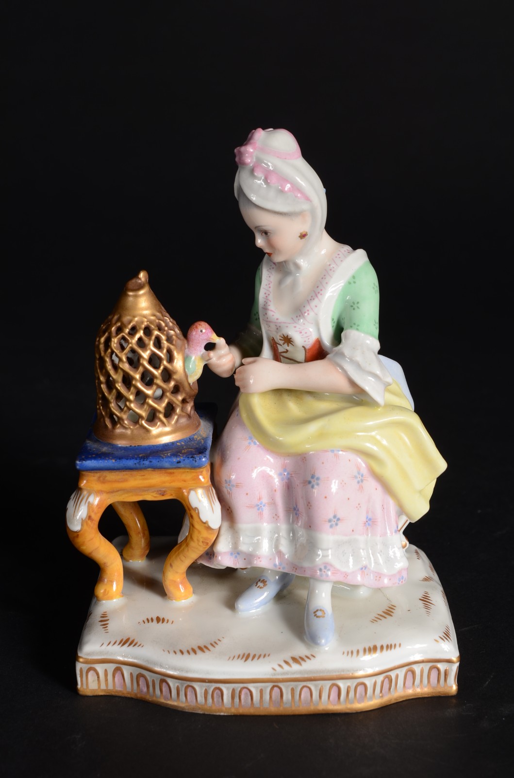 Grupo escultórico de porcelana policromada representando "dama com... - foto 1 de 9