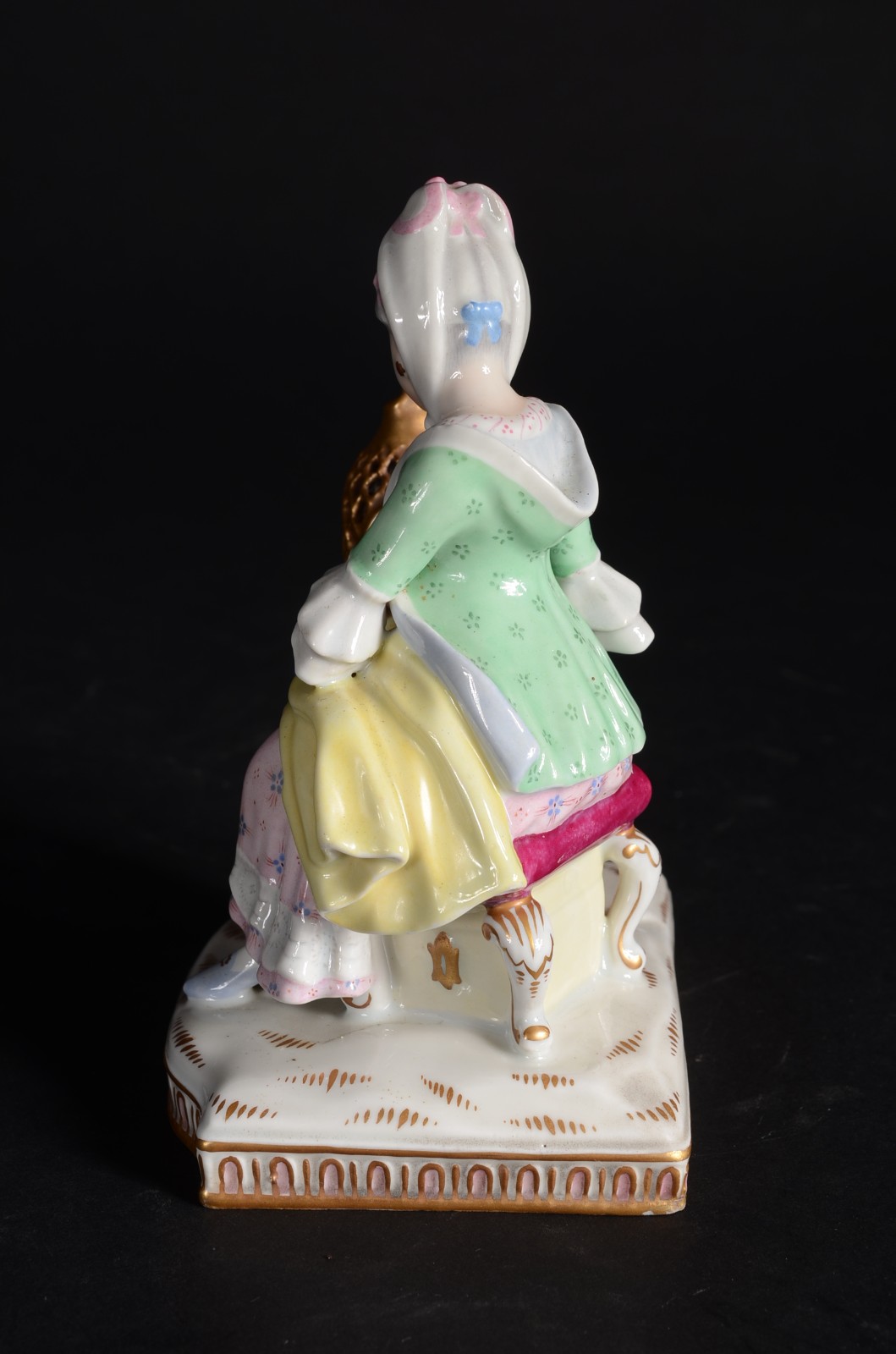 Grupo escultórico de porcelana policromada representando "dama com... - foto 2 de 9
