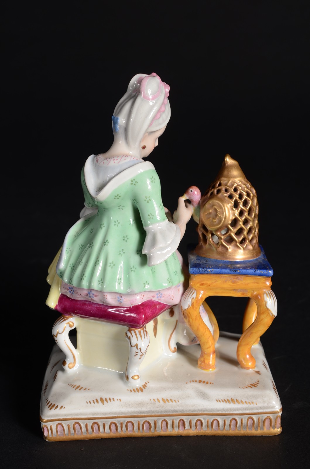 Grupo escultórico de porcelana policromada representando "dama com... - foto 4 de 9