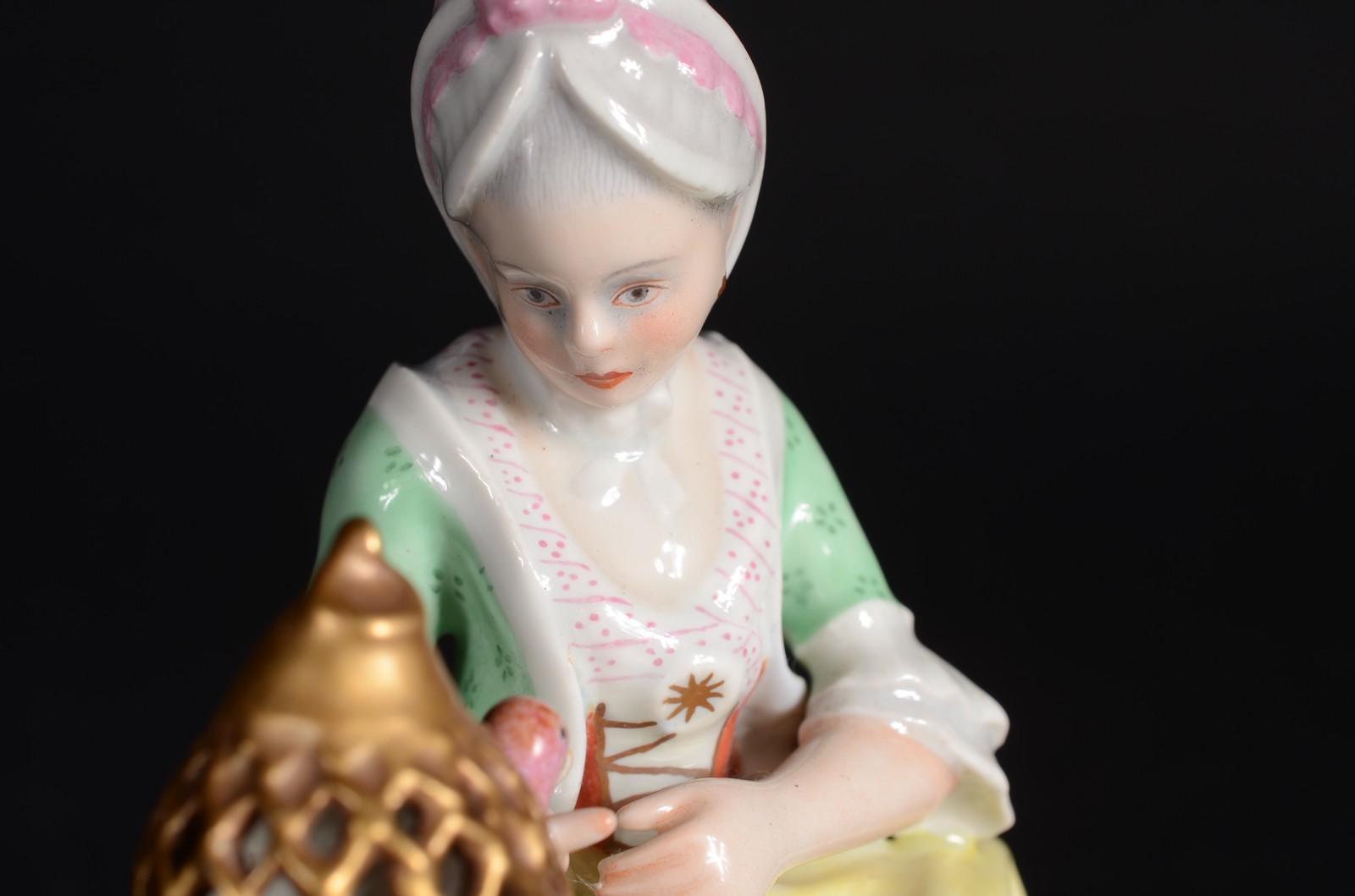 Grupo escultórico de porcelana policromada representando "dama com... - foto 6 de 9