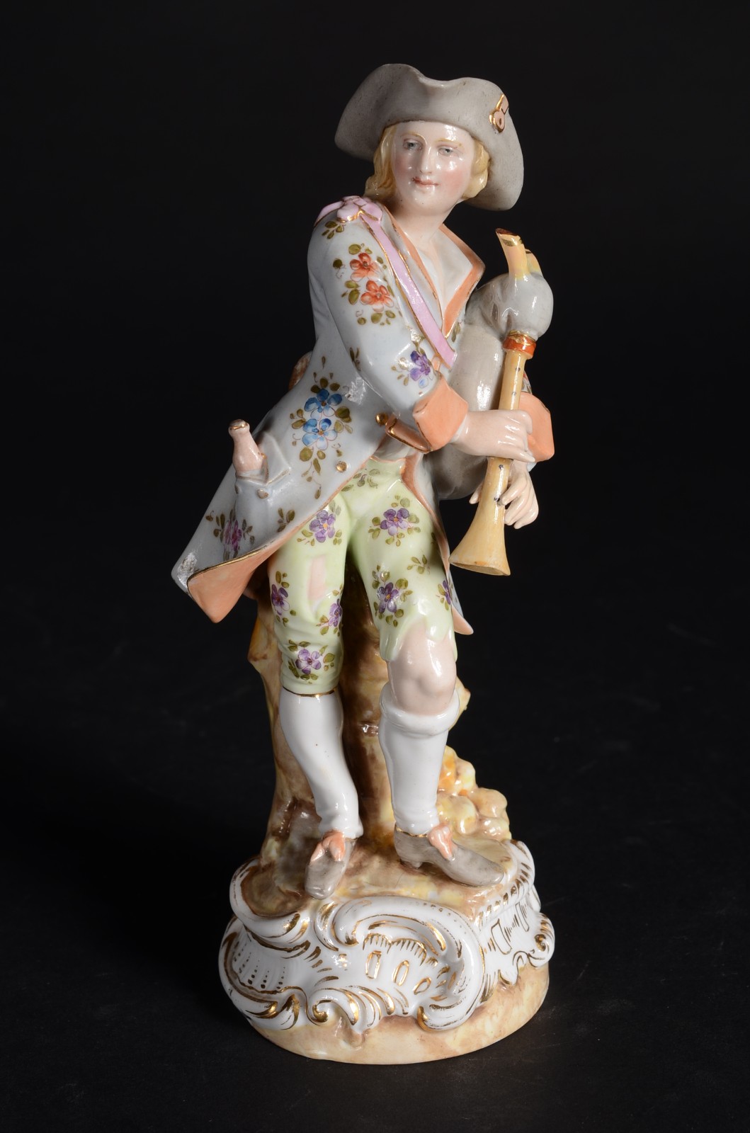 Estatueta de porcelana europeia policromada representando figura... - foto 1 de 9