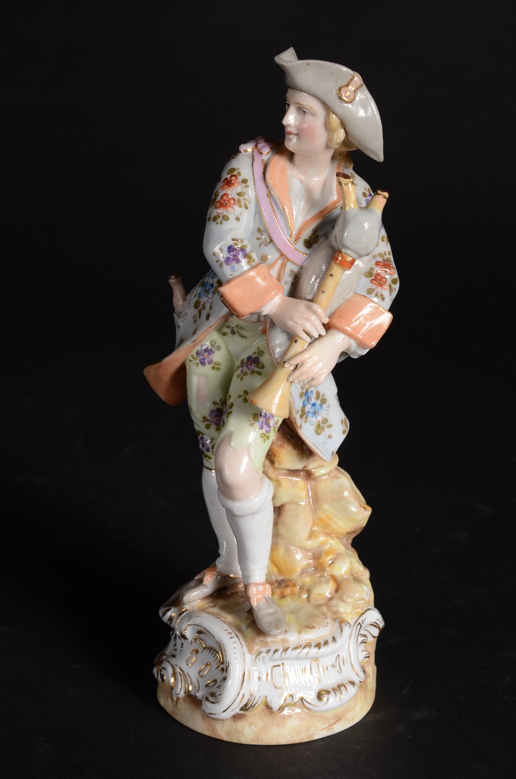 Estatueta de porcelana europeia policromada representando figura... - foto 3 de 9