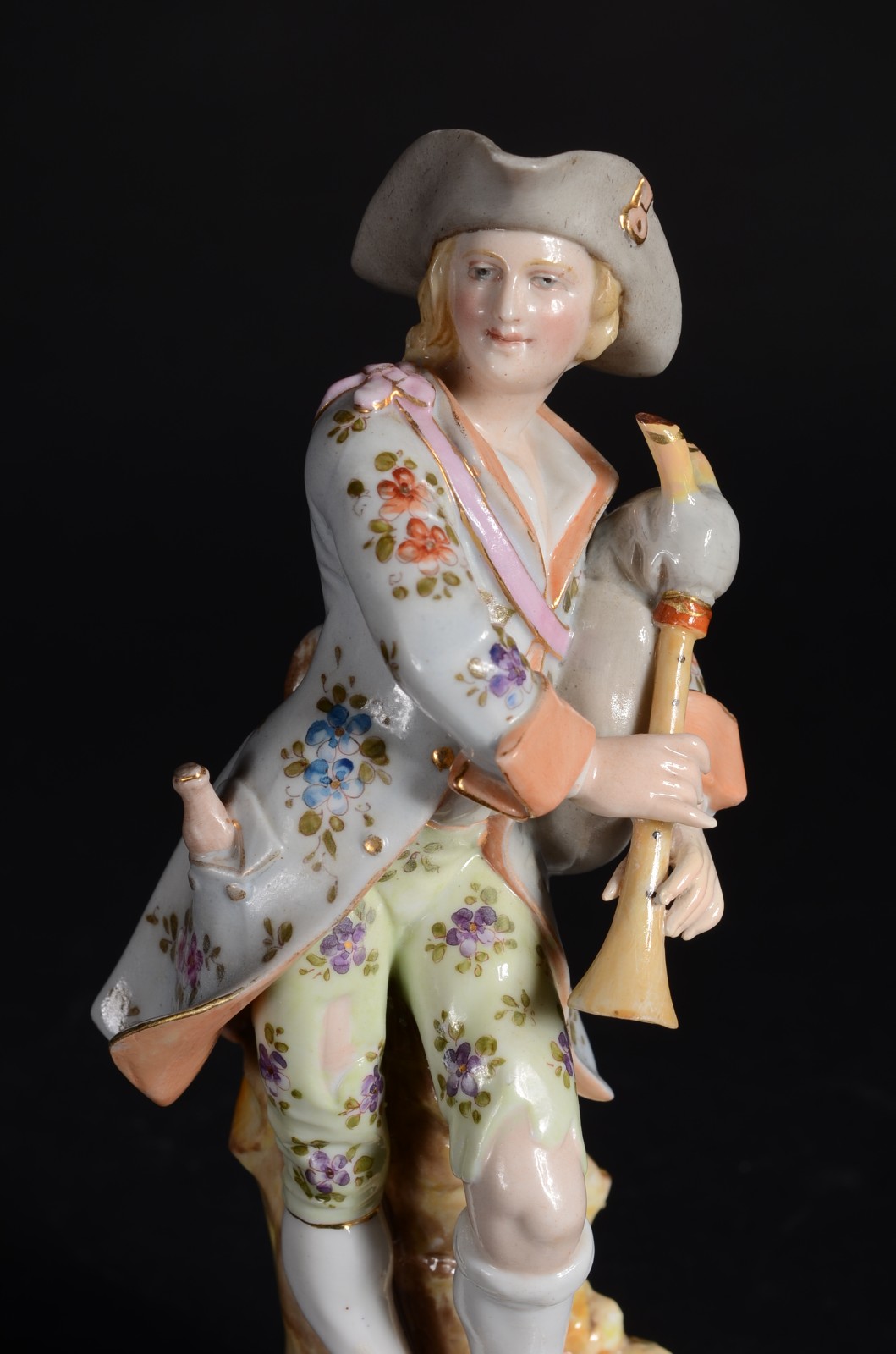 Estatueta de porcelana europeia policromada representando figura... - foto 5 de 9