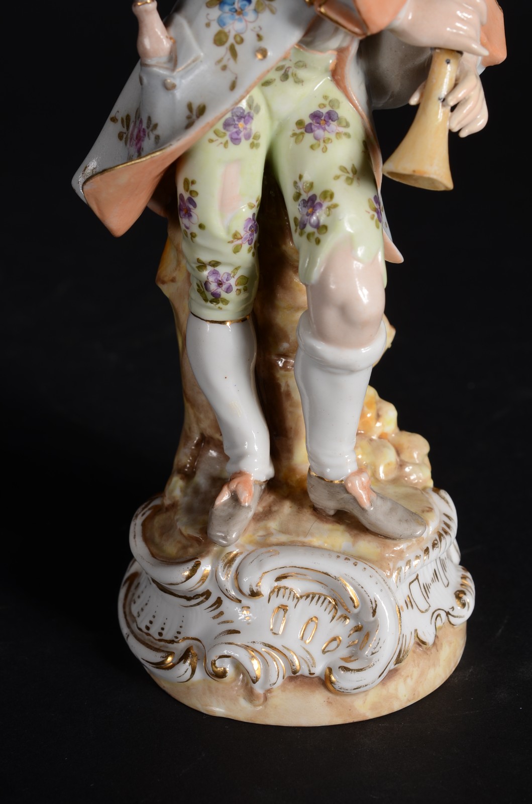 Estatueta de porcelana europeia policromada representando figura... - foto 6 de 9