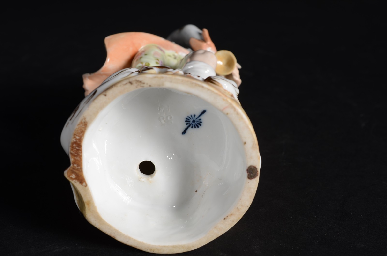 Estatueta de porcelana europeia policromada representando figura... - foto 8 de 9