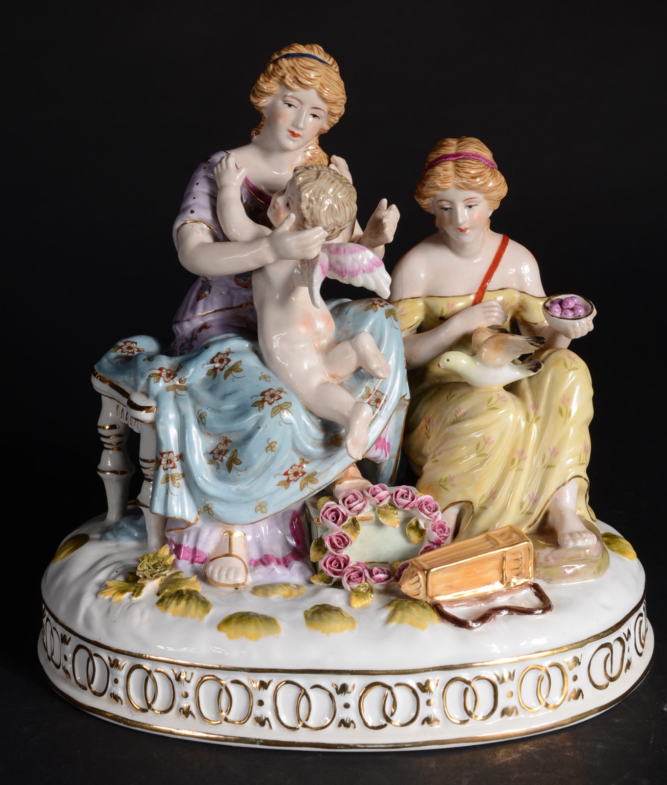 Grupo escultórico de porcelana policromada representando figuras... - foto 1 de 8
