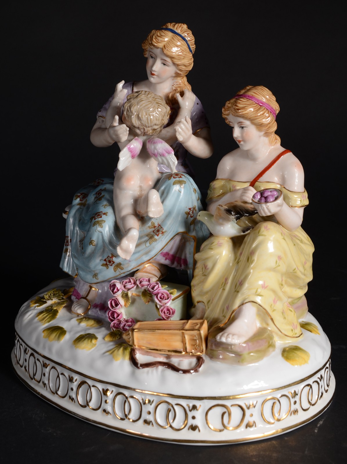 Grupo escultórico de porcelana policromada representando figuras... - foto 2 de 8