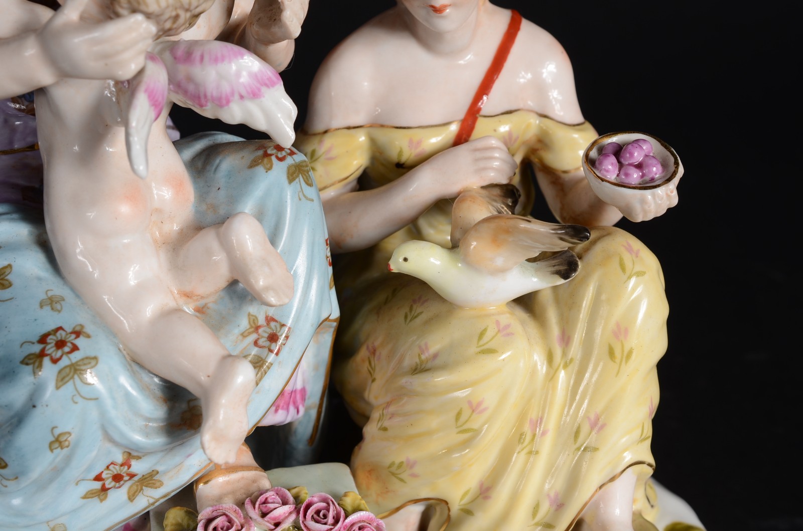 Grupo escultórico de porcelana policromada representando figuras... - foto 4 de 8