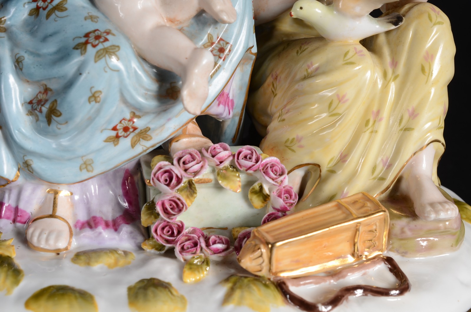 Grupo escultórico de porcelana policromada representando figuras... - foto 5 de 8