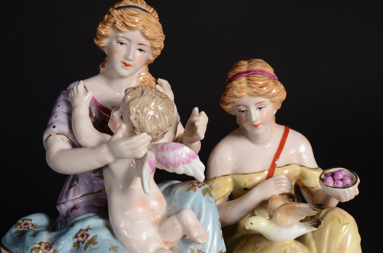 Grupo escultórico de porcelana policromada representando figuras... - foto 6 de 8