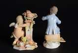 Meissen (1708),  - Duas esculturas de porcelana alemã, sendo uma representando anjo na fonte e outro representando menino segurando guirlanda, marcadas na base.