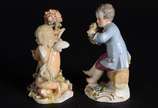 Meissen (1708),  - Duas esculturas de porcelana alemã, sendo uma representando anjo na fonte e outro representando menino segurando guirlanda, marcadas na base.