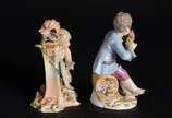 Meissen (1708),  - Duas esculturas de porcelana alemã, sendo uma representando anjo na fonte e outro representando menino segurando guirlanda, marcadas na base.