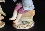 Meissen (1708),  - Duas esculturas de porcelana alemã, sendo uma representando anjo na fonte e outro representando menino segurando guirlanda, marcadas na base.