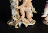 Meissen (1708),  - Duas esculturas de porcelana alemã, sendo uma representando anjo na fonte e outro representando menino segurando guirlanda, marcadas na base.