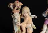 Meissen (1708),  - Duas esculturas de porcelana alemã, sendo uma representando anjo na fonte e outro representando menino segurando guirlanda, marcadas na base.