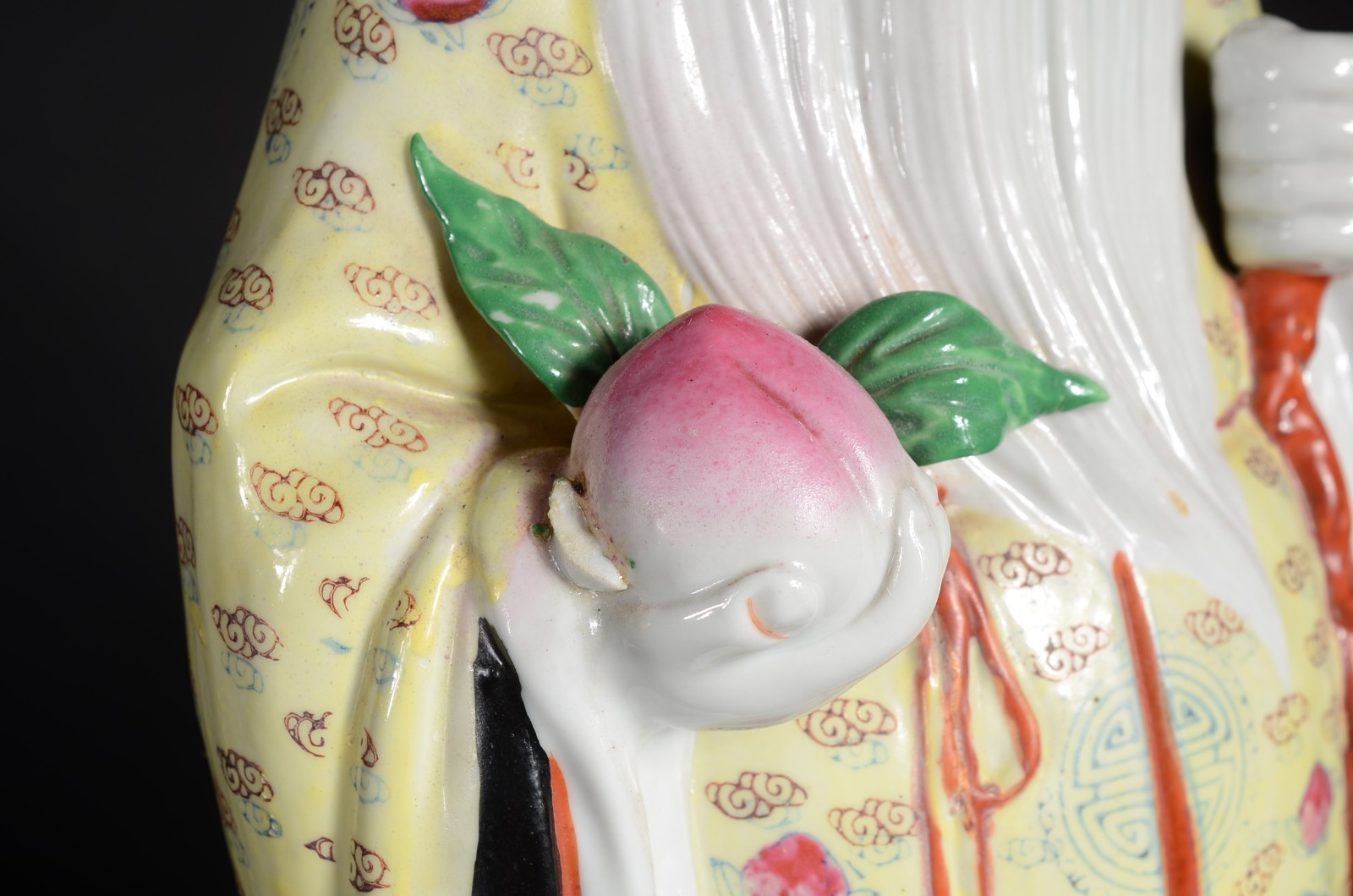 Escultura de porcelana oriental policromada representando Buda. - foto 6 de 9