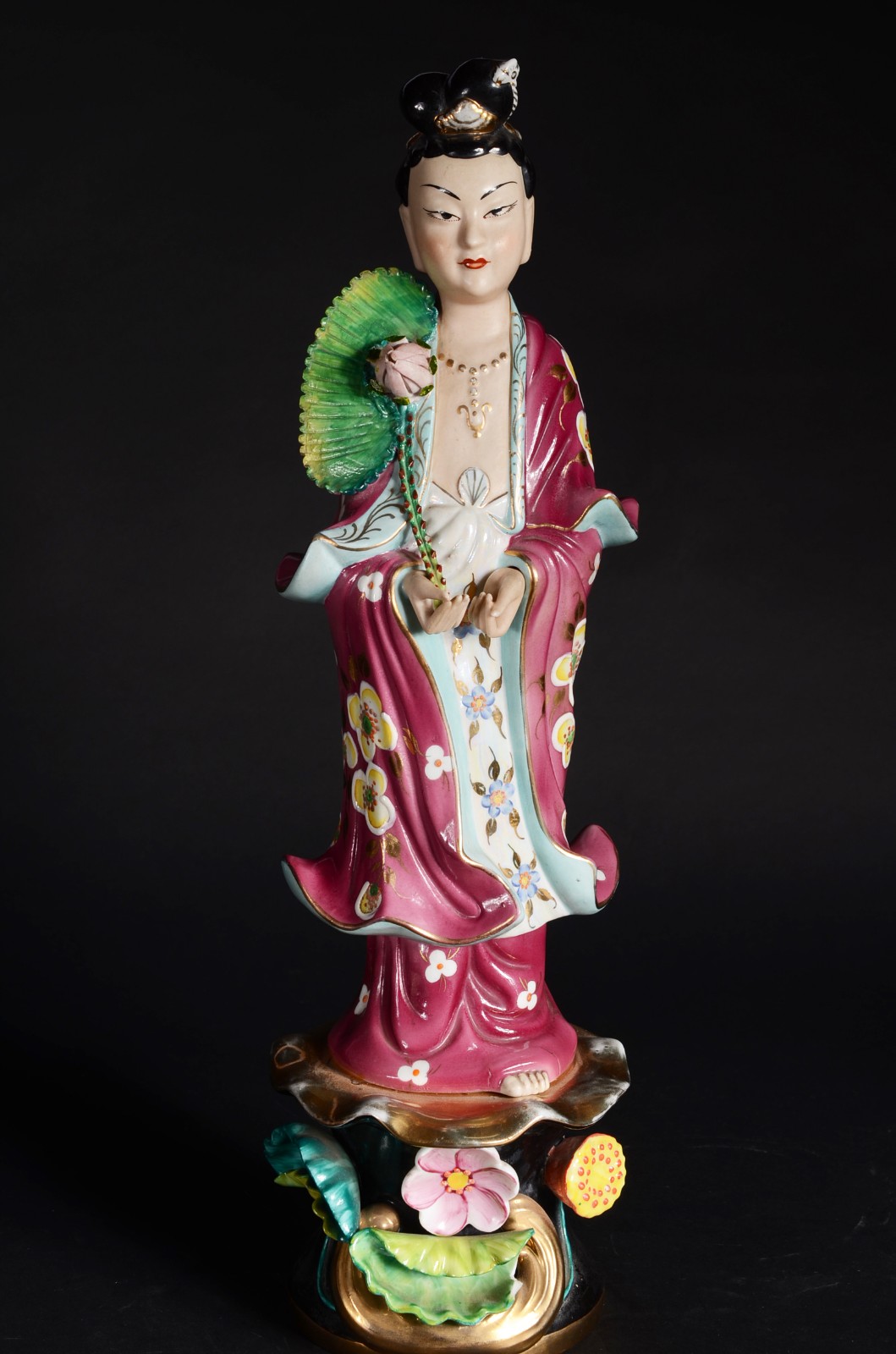 Escultura de porcelana oriental policromada representando Deusa. - foto 1 de 11