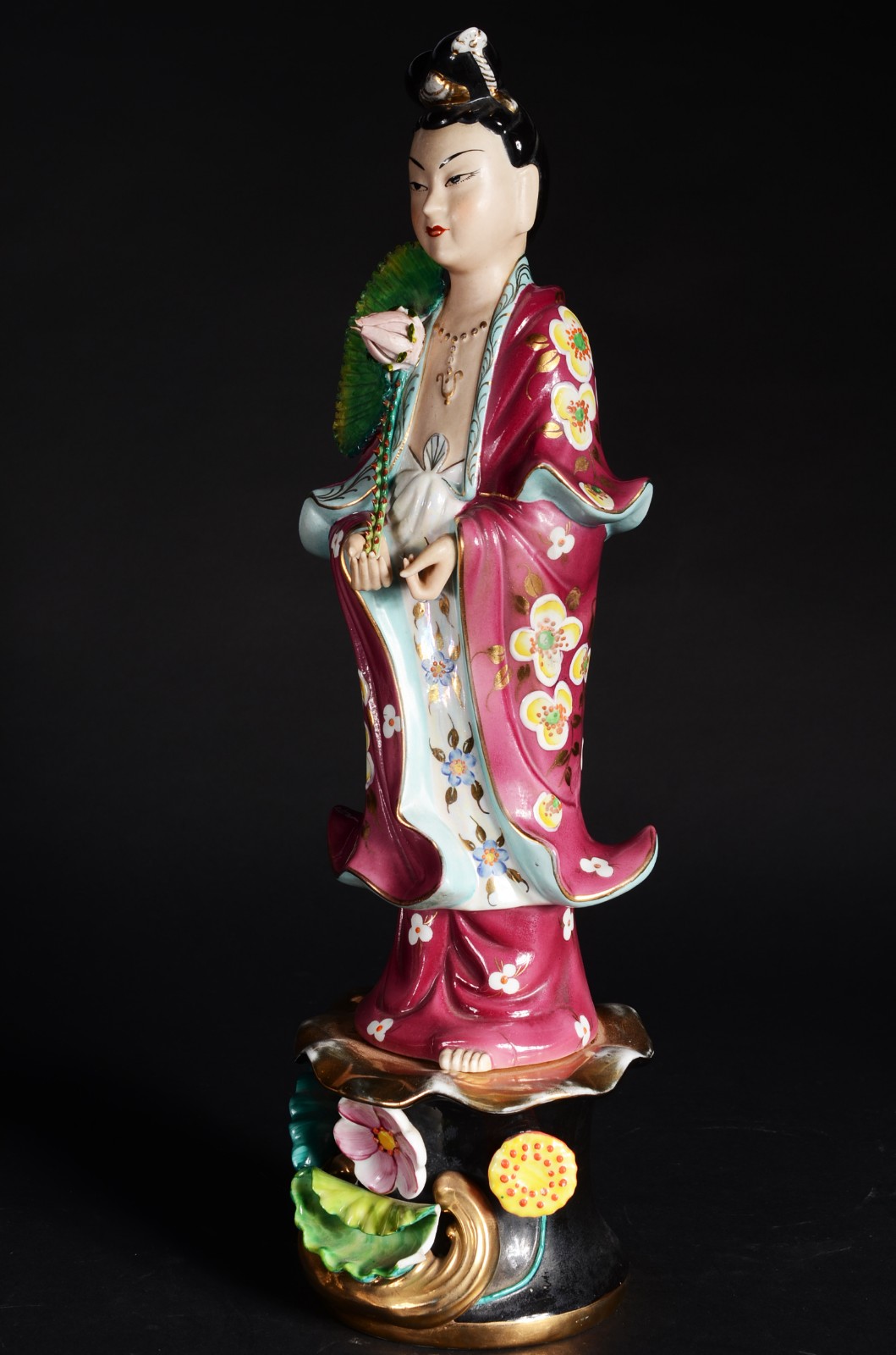 Escultura de porcelana oriental policromada representando Deusa. - foto 2 de 11