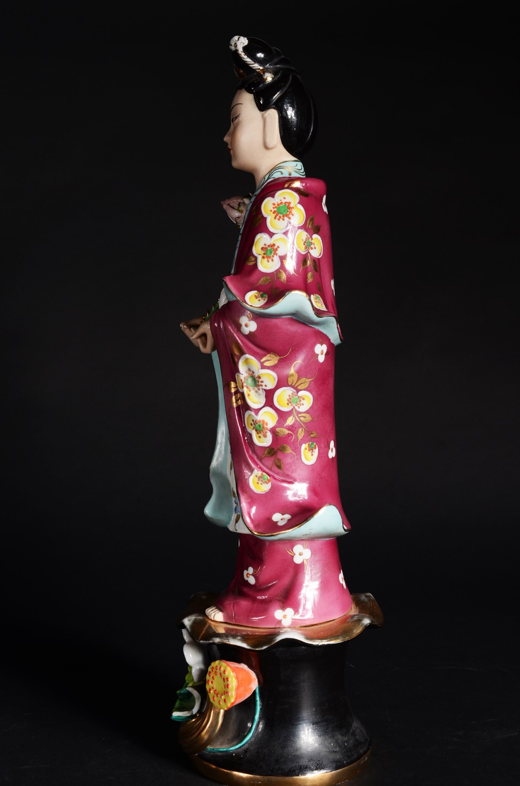 Escultura de porcelana oriental policromada representando Deusa. - foto 4 de 11