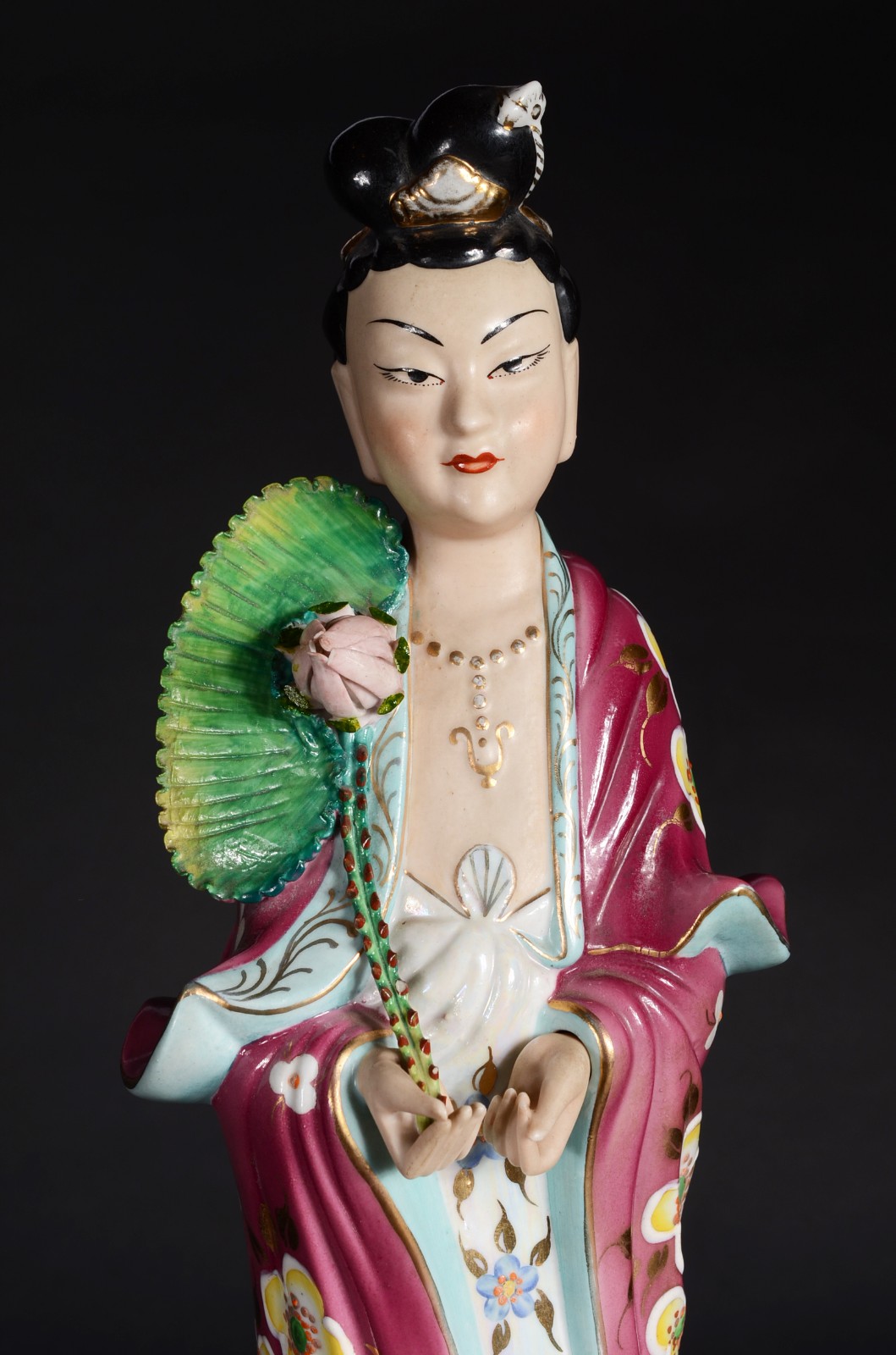 Escultura de porcelana oriental policromada representando Deusa. - foto 6 de 11