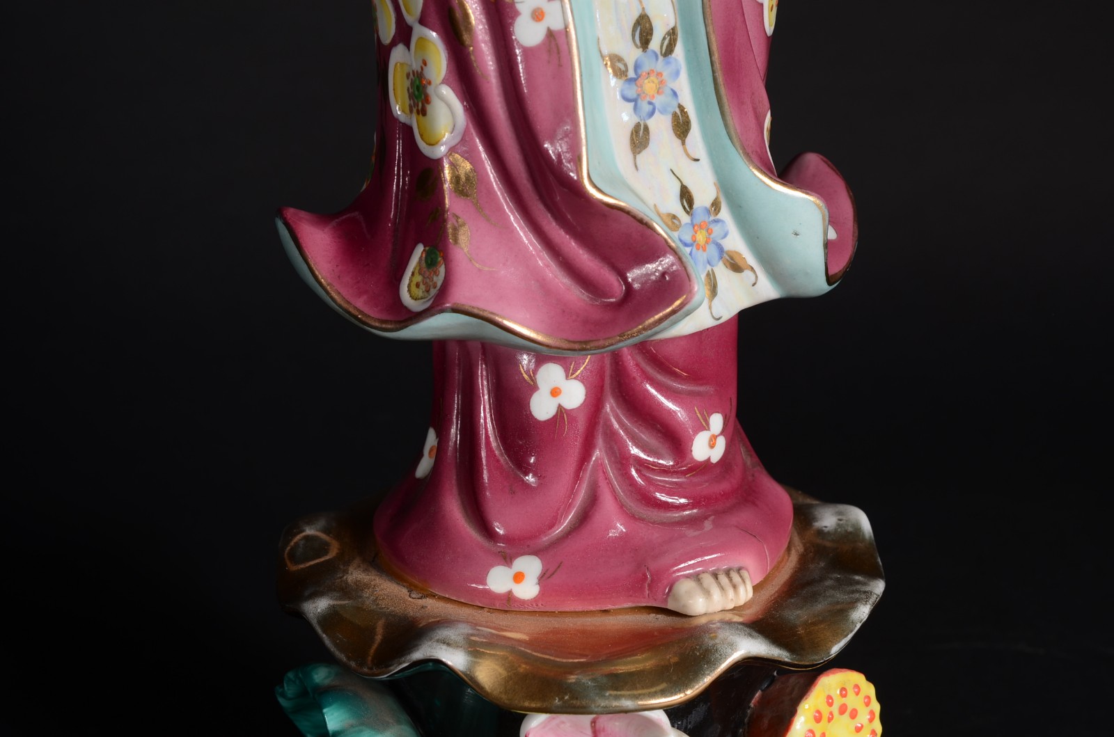Escultura de porcelana oriental policromada representando Deusa. - foto 7 de 11