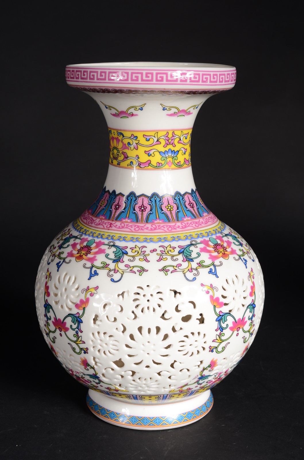 Vaso de porcelana oriental, fundo branco decorado com flores em... - foto 1 de 7