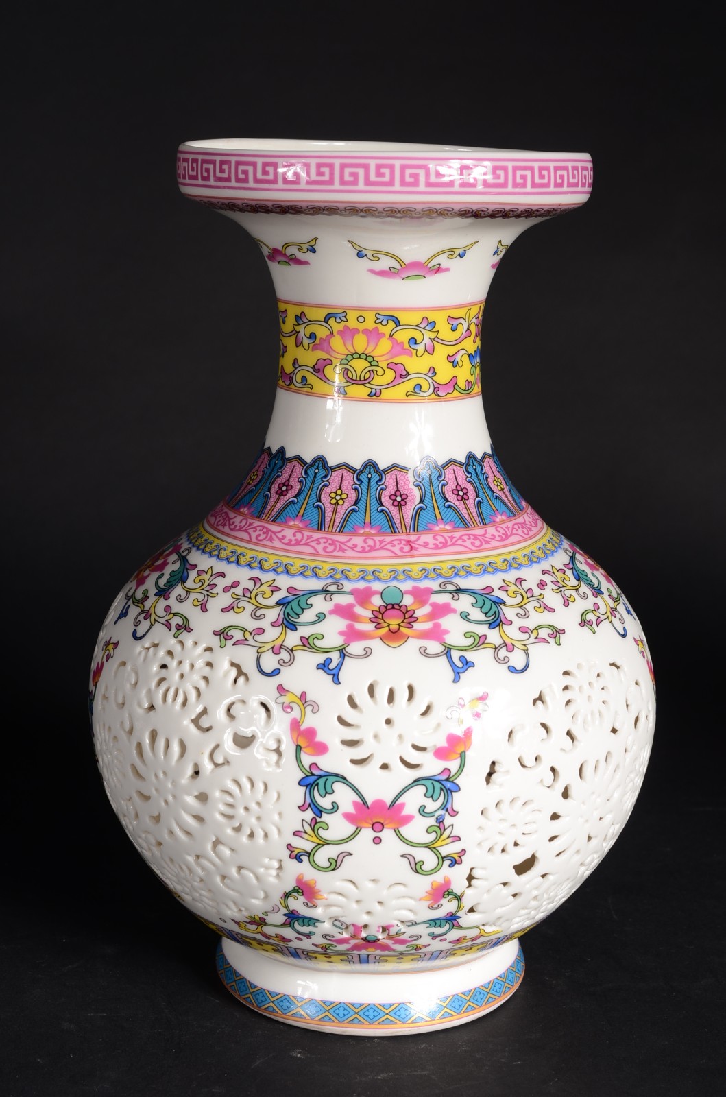 Vaso de porcelana oriental, fundo branco decorado com flores em... - foto 2 de 7