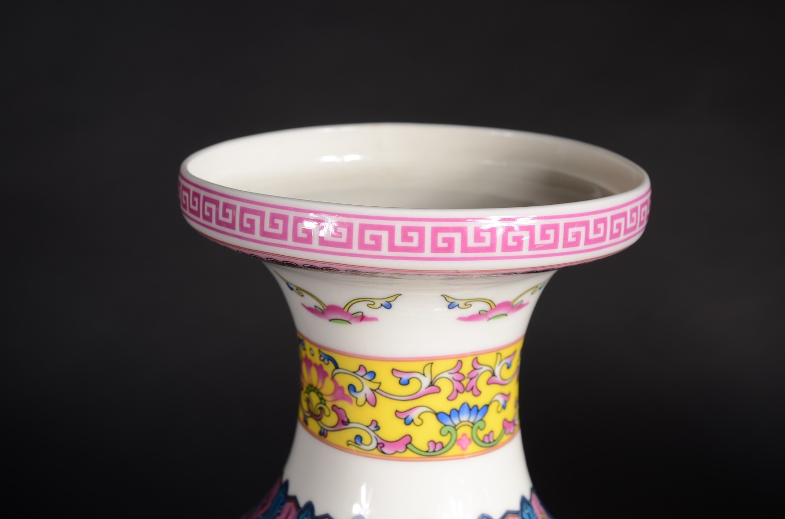 Vaso de porcelana oriental, fundo branco decorado com flores em... - foto 3 de 7