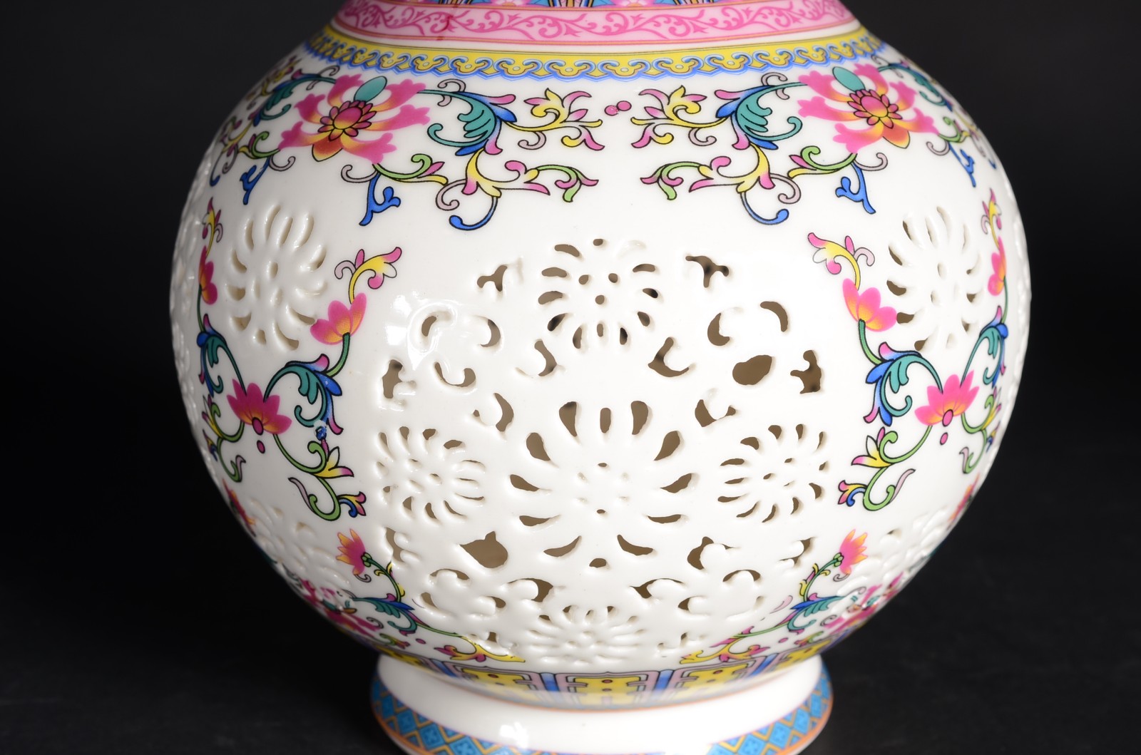 Vaso de porcelana oriental, fundo branco decorado com flores em... - foto 4 de 7