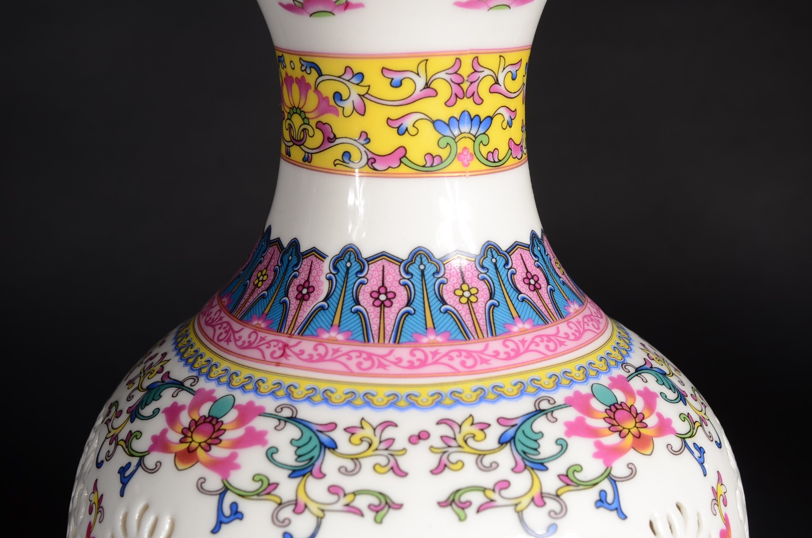 Vaso de porcelana oriental, fundo branco decorado com flores em... - foto 5 de 7