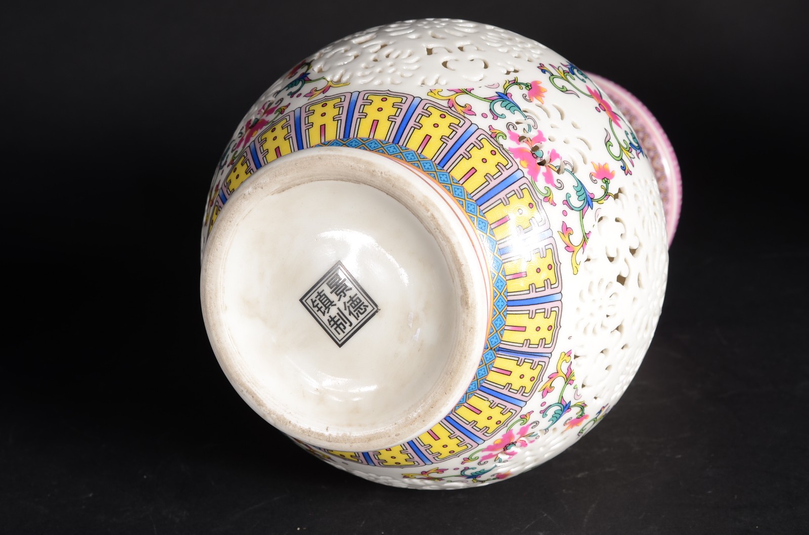 Vaso de porcelana oriental, fundo branco decorado com flores em... - foto 6 de 7