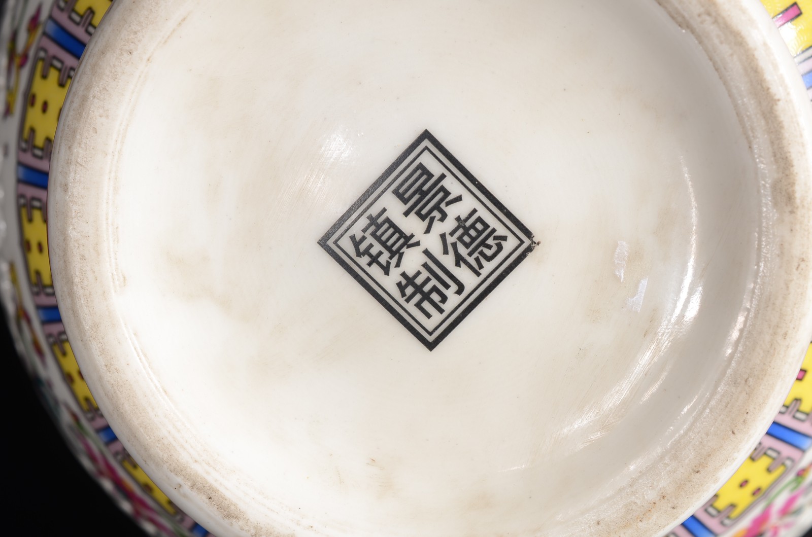 Vaso de porcelana oriental, fundo branco decorado com flores em... - foto 7 de 7