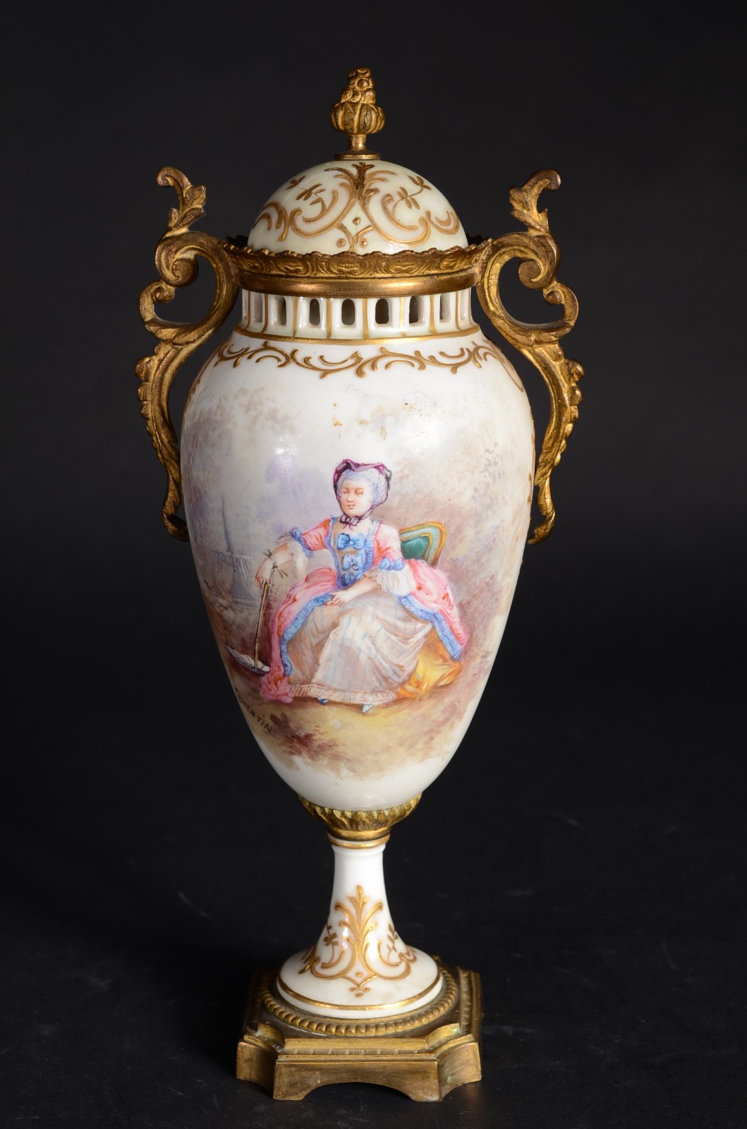 Ânfora de porcelana francesa decorada com figura de dama em... - foto 1 de 11