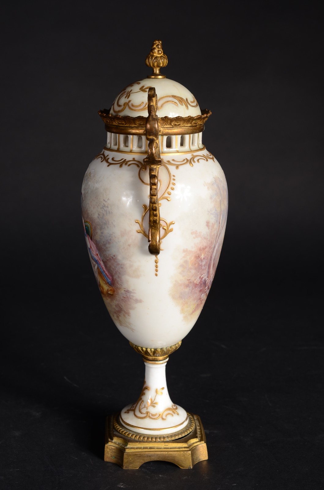 Ânfora de porcelana francesa decorada com figura de dama em... - foto 2 de 11