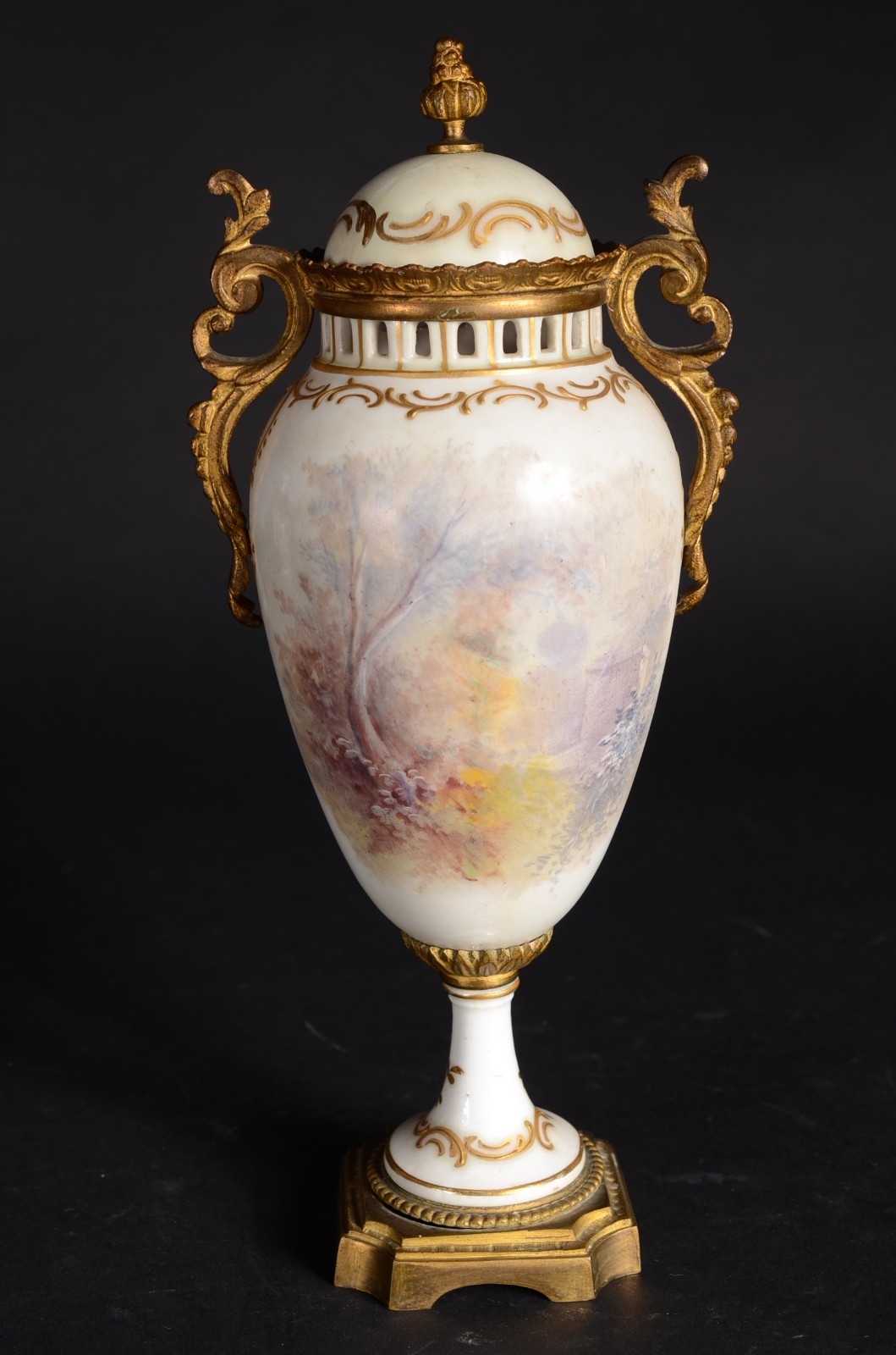 Ânfora de porcelana francesa decorada com figura de dama em... - foto 3 de 11