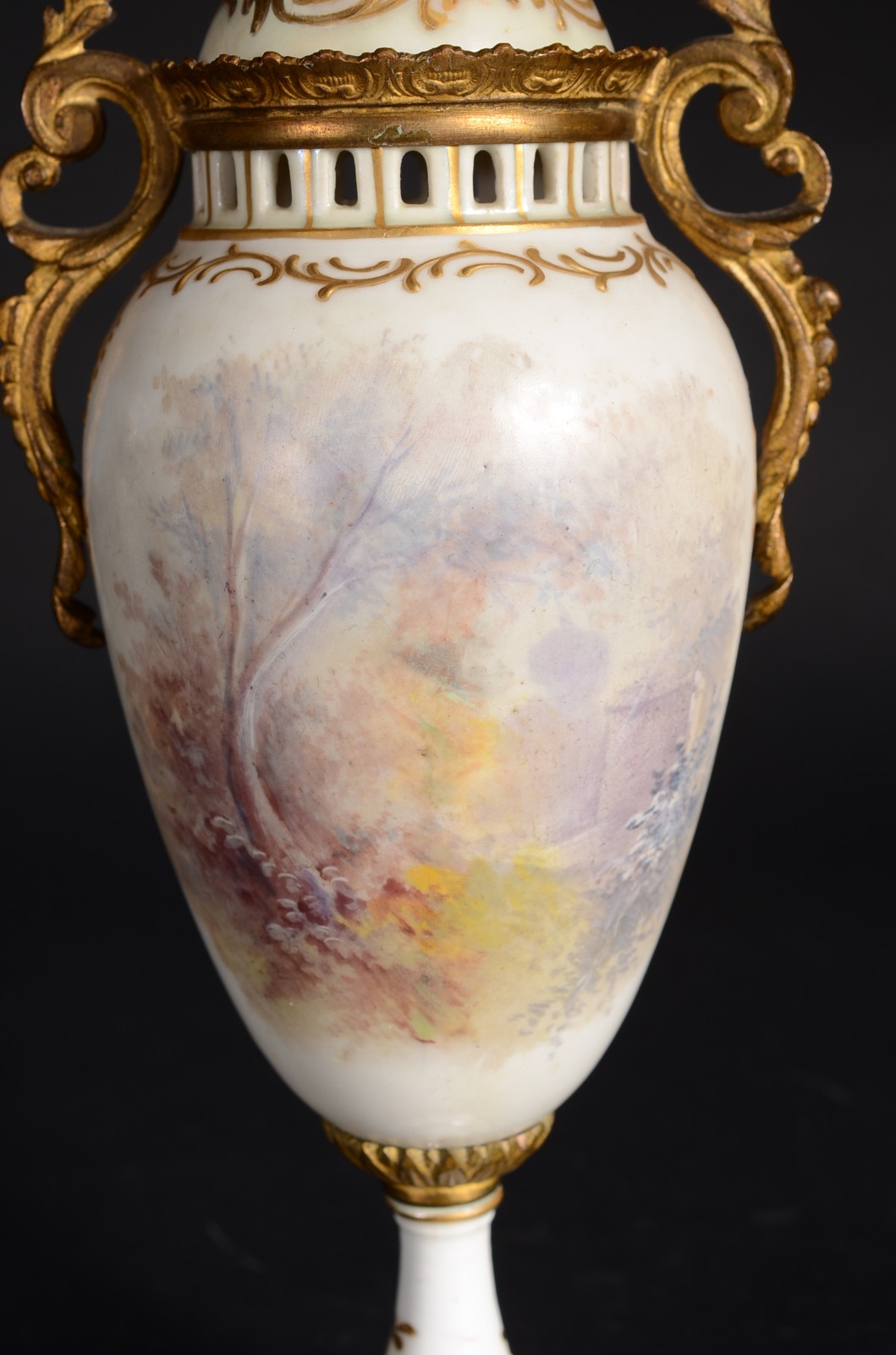 Ânfora de porcelana francesa decorada com figura de dama em... - foto 4 de 11