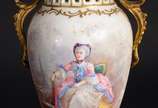 Ânfora de porcelana francesa decorada com figur... - Ânfora de porcelana francesa decorada com figura de dama em policromia e guirlandas douradas sobre fundo branco, e do outro lado decorado com pa...