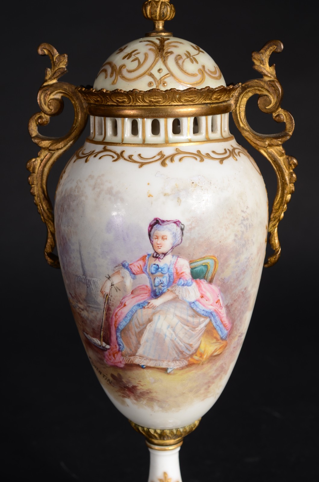 Ânfora de porcelana francesa decorada com figura de dama em... - foto 5 de 11