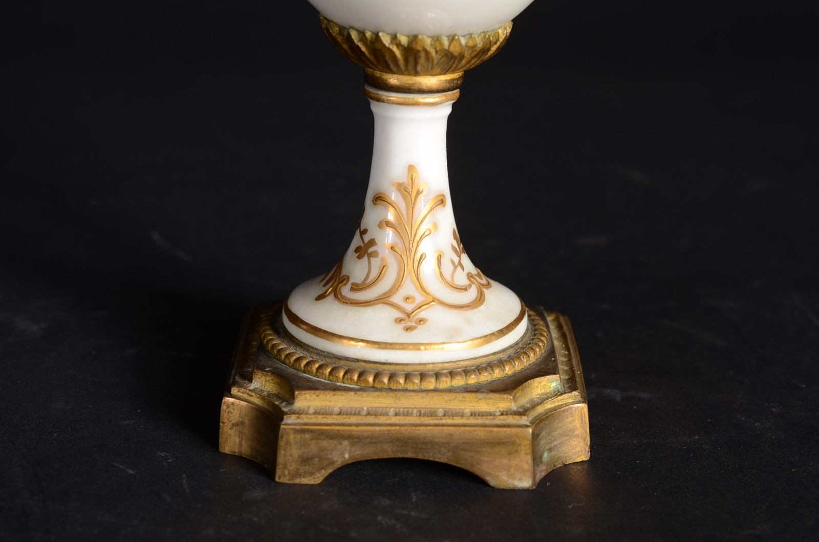 Ânfora de porcelana francesa decorada com figura de dama em... - foto 6 de 11