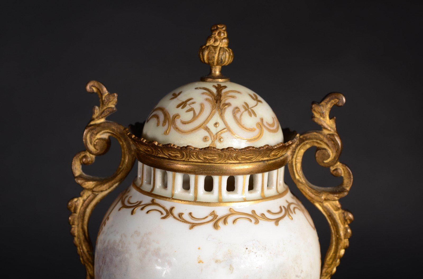 Ânfora de porcelana francesa decorada com figura de dama em... - foto 7 de 11
